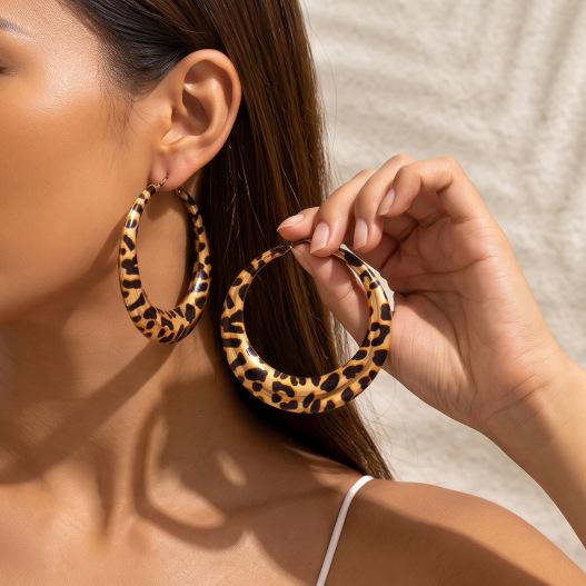 European and American leopard print design exaggerated Spice Girl style earrings C-shaped design large circle high-end stud earrings versatile earring