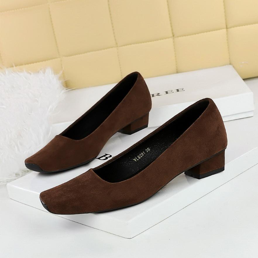 Темперамент квадратная голова неглубокий рот простые однотонные замшевые педикюрные женские туфли толстый каблук низкий каблук профессиональные одинарные туфли
