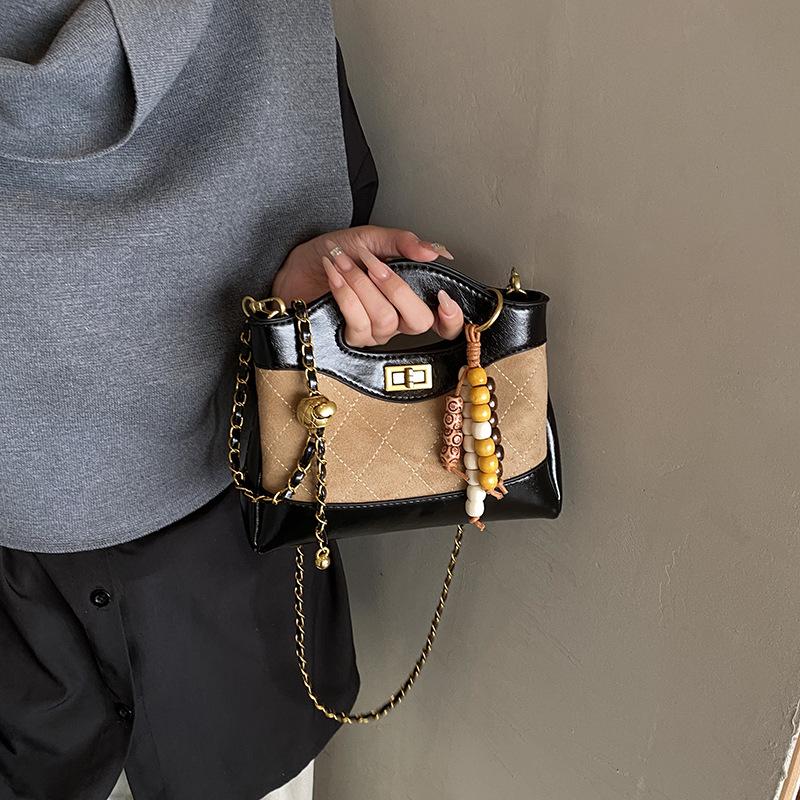 Маленькая сумка из ромбовидной вышивальной нити женская 2025 новая модная контрастного цвета универсальная сумка-мессенджер на цепочке супер огонь портативная маленькая сумка