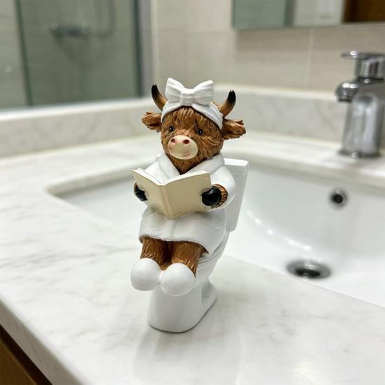 Забавная фигурка шотландской коровы, милая статуэтка коровы из смолы, сидящей на унитазе и читающей книгу, для офисного стола, кухни, стола, дома, декора ванной комнаты