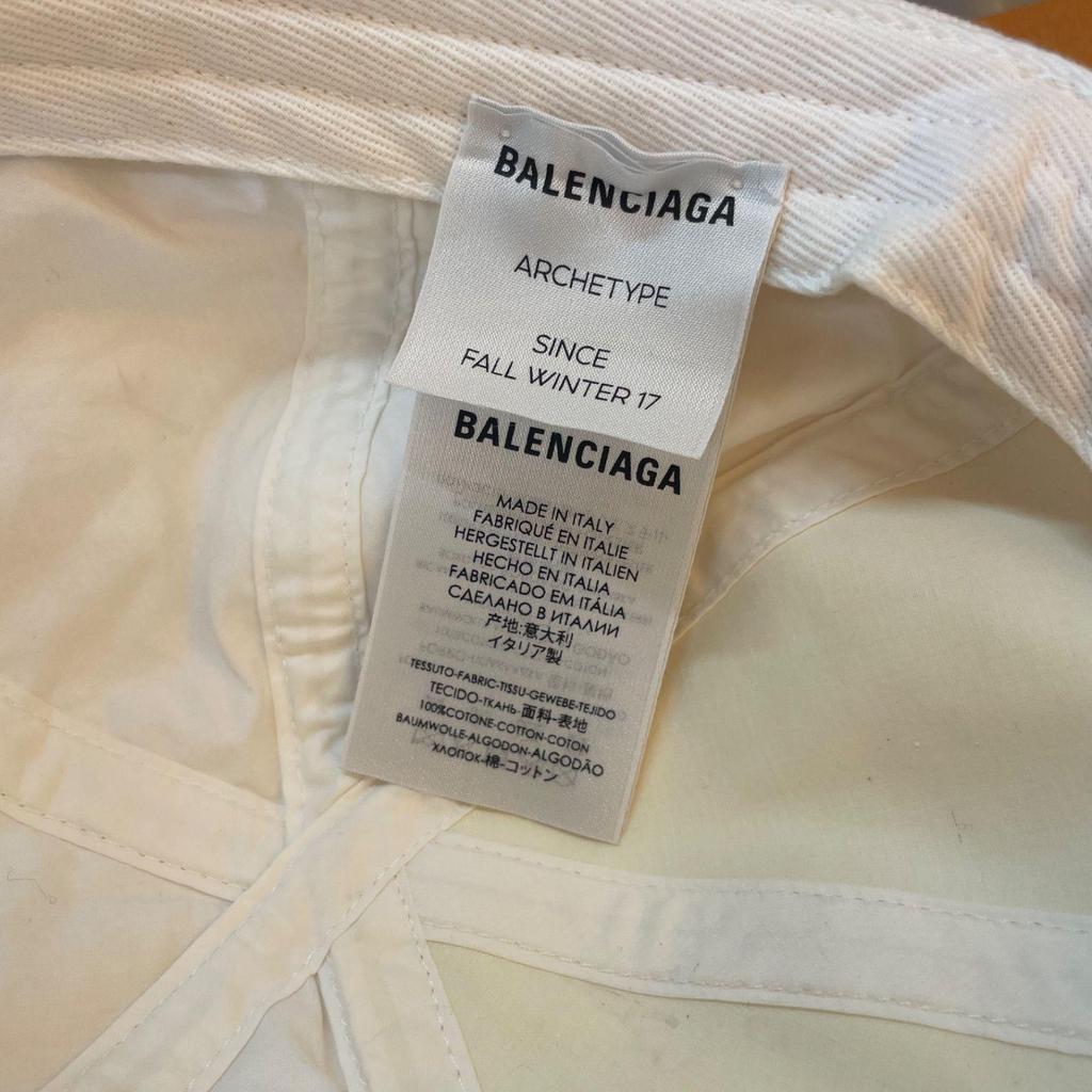 Б/у Белая кепка BALENCIAGA ARCHETYPE Номер партии SC710