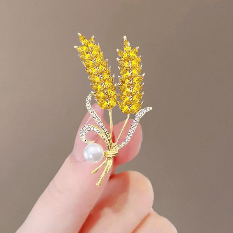 Summer Anti-Exposure Brooch: Fashionable and Luxurious Collar Pin for Women.