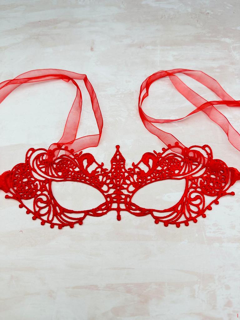 Красная ажурная маска