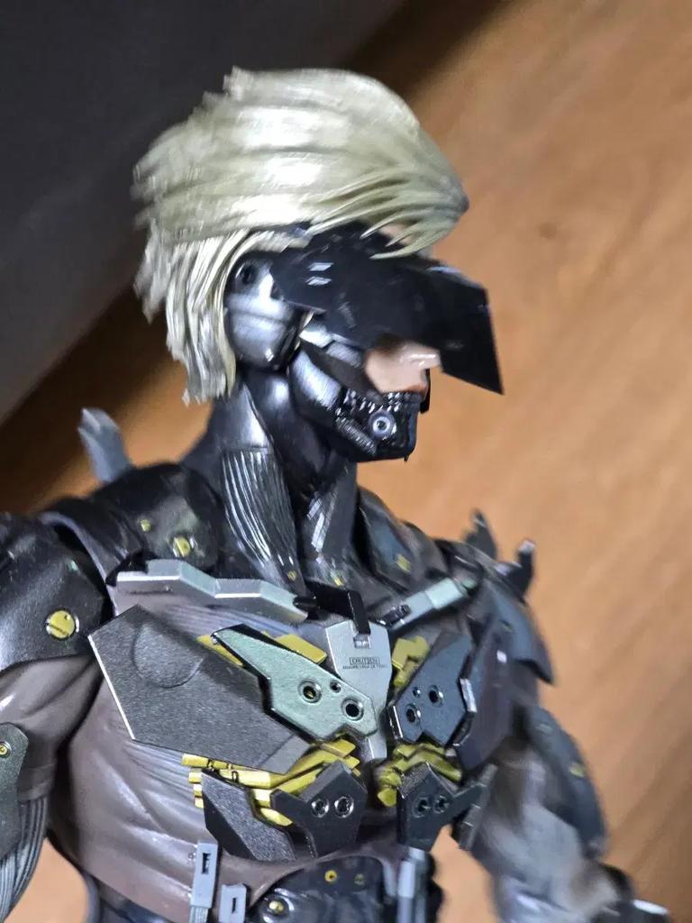 Hot Toys Metal Gear Raiden Figure Used