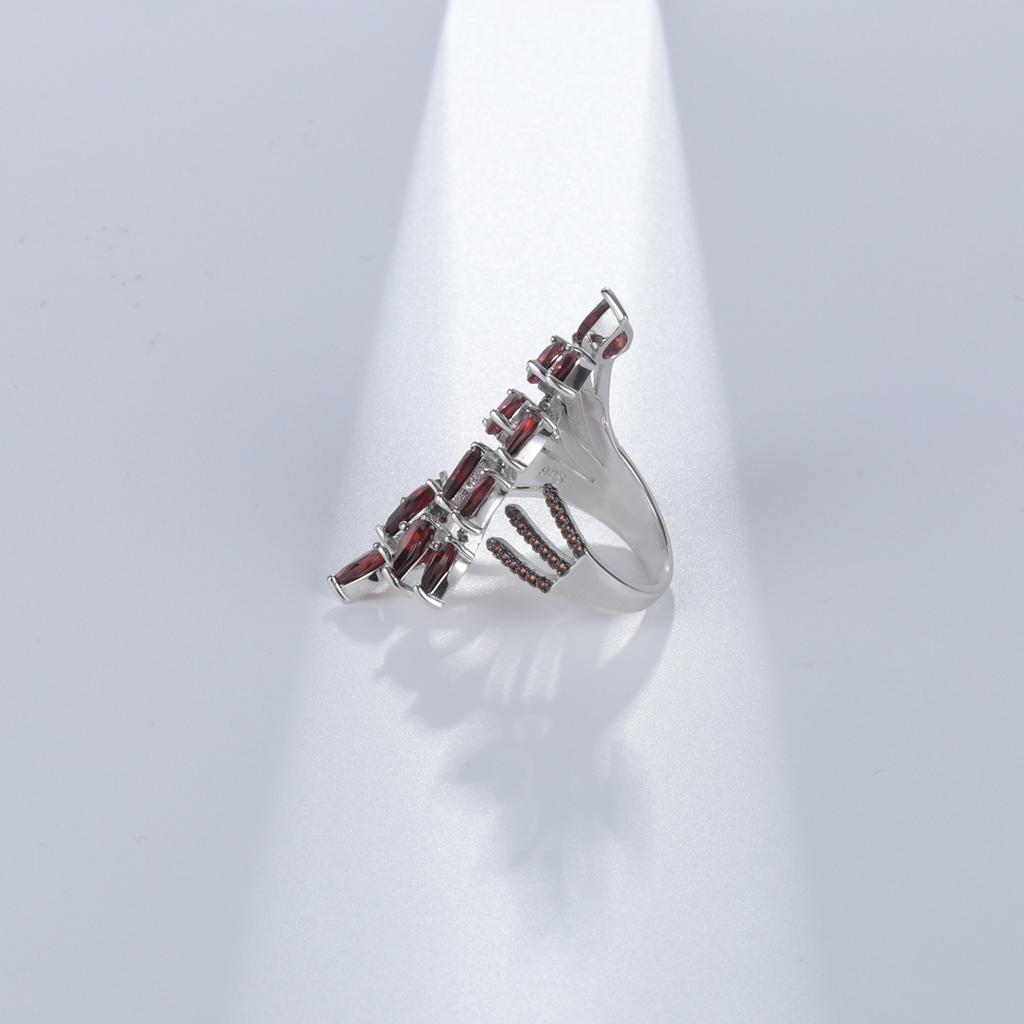 Оригинальное дизайнерское кольцо с натуральным гранатом и регулируемым отверстием.. Кольцо нишевого дизайна из серебра 925 пробы с драгоценными камнями