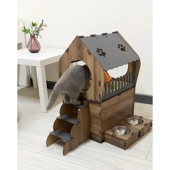 Декоративный домик для кошек на террасе и набор контейнеров для еды