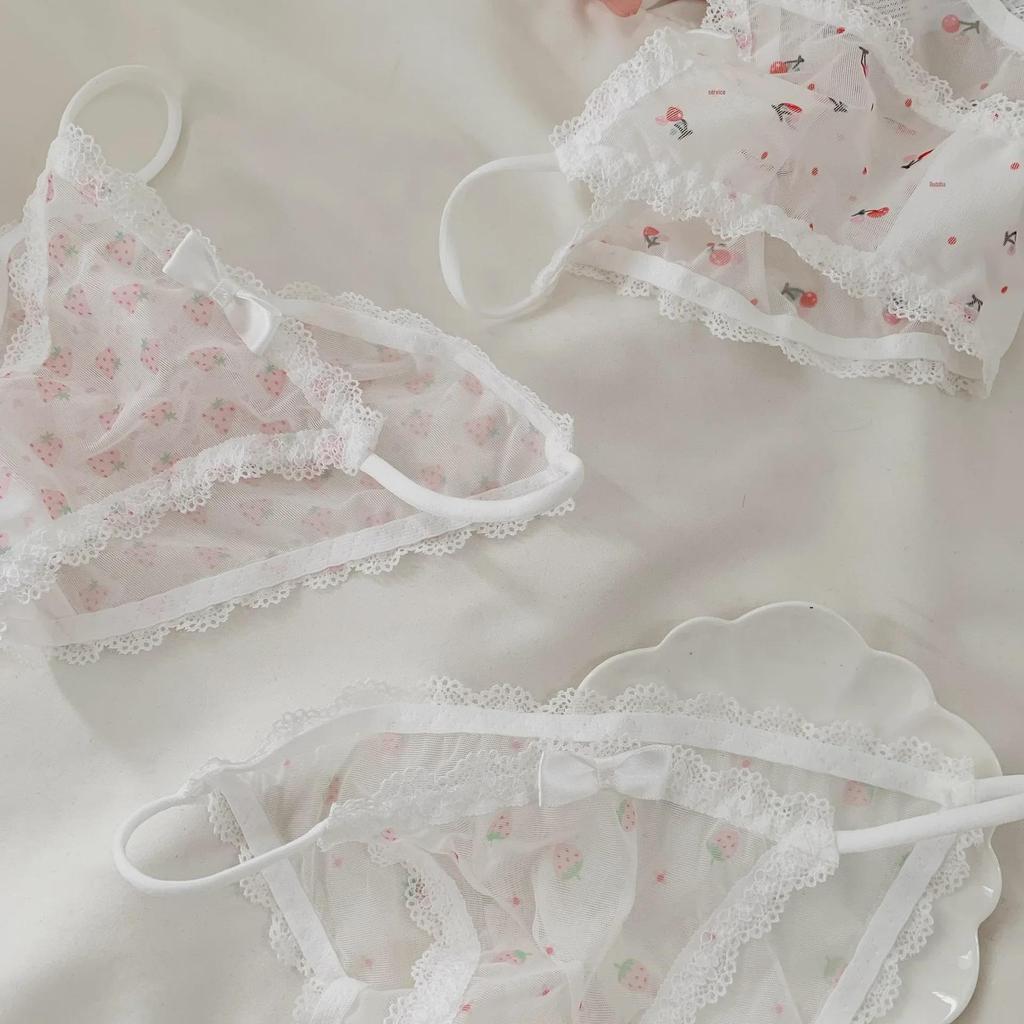 Трусики-слипы с заниженной талией и высоким разрезом из японского кружева Sweet Girl с принтом клубники