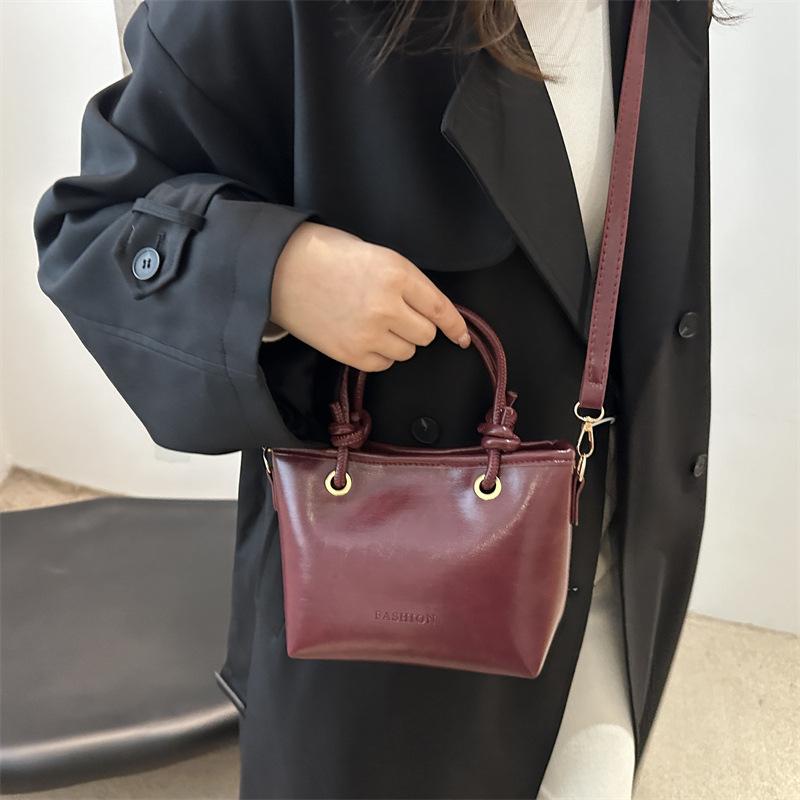 Ретро маленькая сумка женская 2025 новая нишевая дизайнерская трендовая сумка через плечо, сумка-мессенджер в иностранном стиле, портативная сумка-ведро