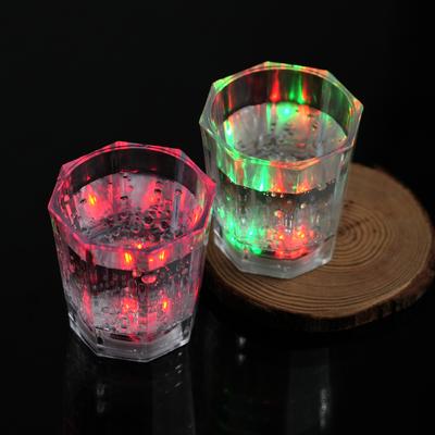 Мигающий стакан для вина, пива, виски, кружка для воды, напитков, светодиодный, автоматически светящийся стакан, декоративные принадлежности для вечеринок, 50 мл