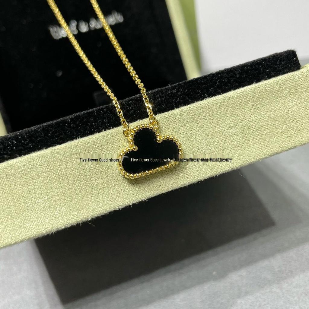 Ожерелье «Четырехлистный клевер» Van Cleef: Золотой кулон с дизайном в виде пяти цветков, с белым перламутром, красным агатом и бриллиантом для женщин.