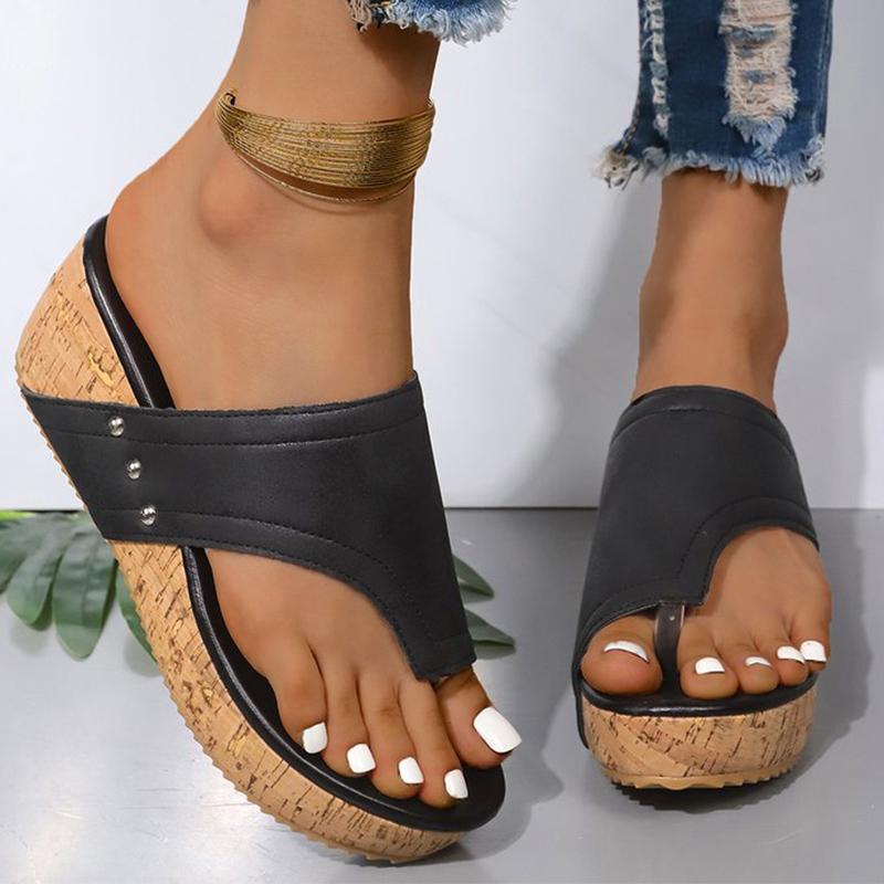 Fashion Summer Rivet Chunky Platform Slippers for Women 2025 Casual Solid Beach Flip Flops Female Plus Size Wedges Women'slippers