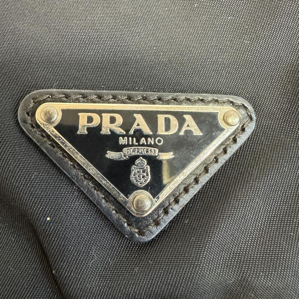 Prada Черная нейлоновая сумка через плечо с логотипом, треугольная, б/у