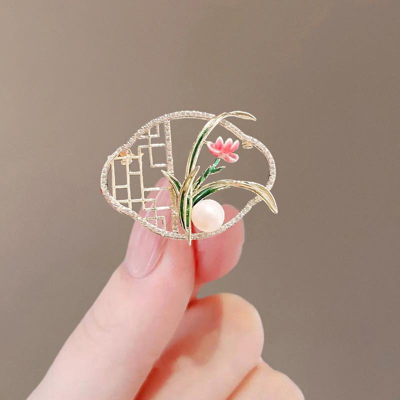 Summer Anti-Exposure Brooch: Fashionable and Luxurious Collar Pin for Women.