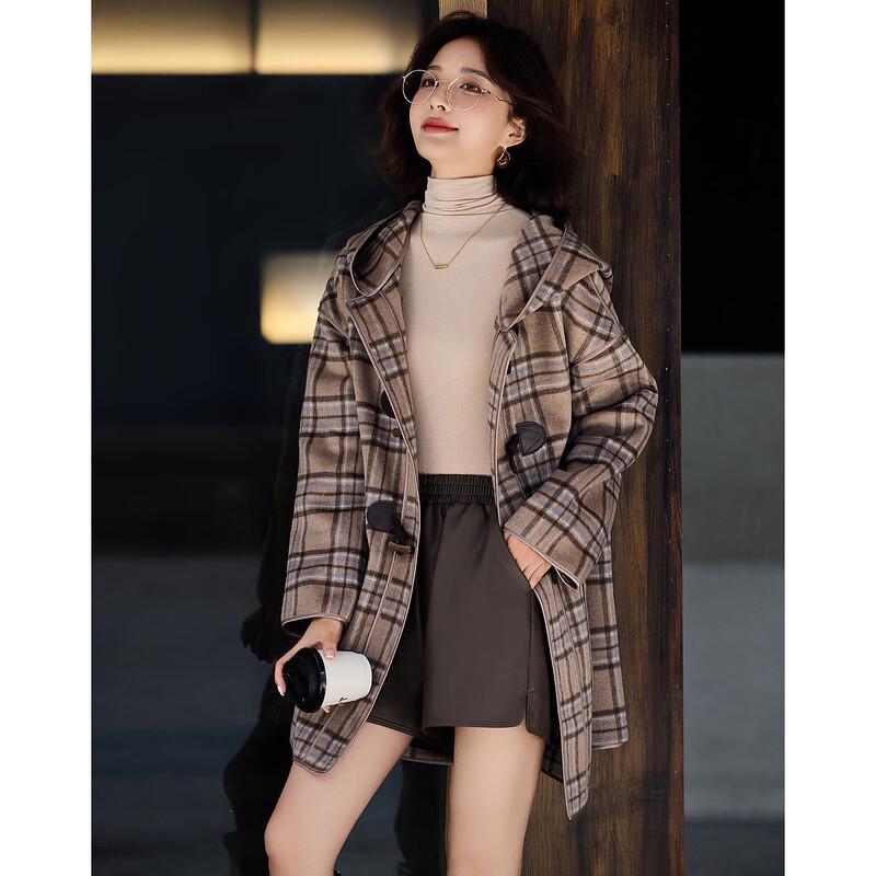 Женское клетчатое пальто-дафлкот из шерсти серии Miu от Demana с капюшоном и застежками-клевантами