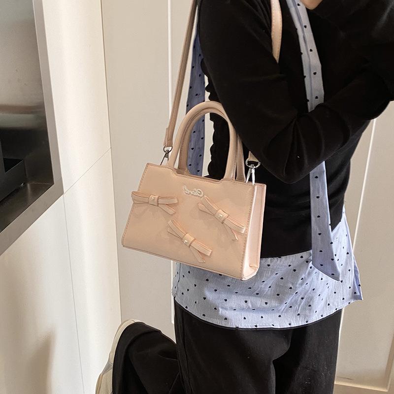 Корейская версия сумки-банта маленькой квадратной формы женская 2025 лето новая простая и модная ручная женская сумка женская на плечо через плечо