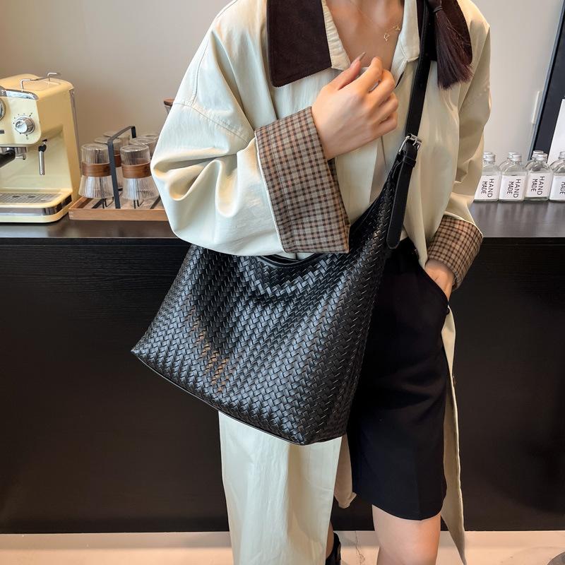 Retro Woven Pattern Bag Women's Autumn and Winter Commuter Shoulder Bag Casual Large-capacity Tote Bag