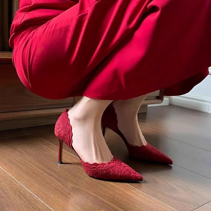 Модные красные свадебные туфли 2025 Тост Новые Свадебные Китайские Кружевные Остроносые Вышитые Туфли на Высоком Каблуке