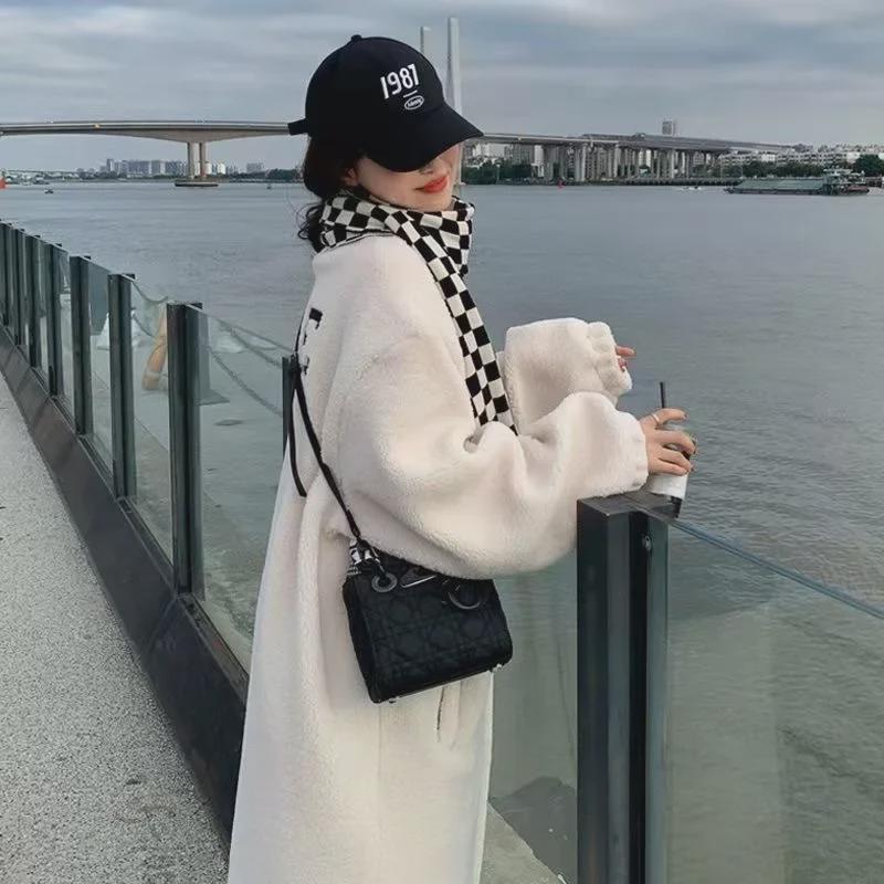 Женское пальто средней длины из овчины с воротником-стойкой — корейский стиль, мода осень/зима 2023 г., свободный кардиган выше колена.