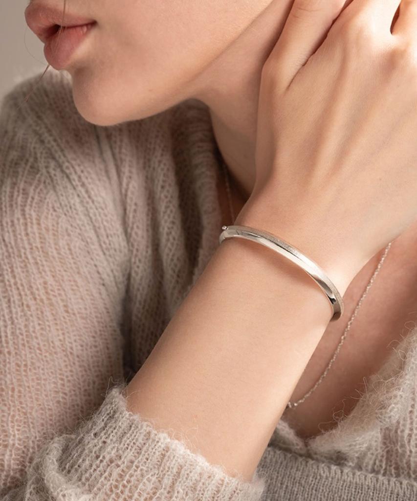 Jnui Slant Bangle Bracelet Silver 18-19Cm