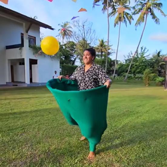 Трусы бабушки Уличная игра для двора Надувной эстафетный набор с гигантскими эластичными штанами, мячами и насосом Игры для бросания на заднем дворе для детей