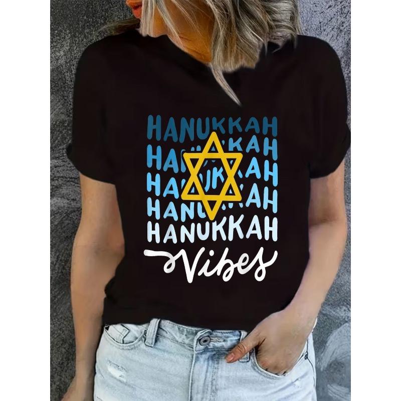Европейский размер Hanukkah Vibes Звезда Давида Напечатанная Хлопковая Футболка, Повторяющийся 'HANUKKAH' Синий Текст, Белый Курсив 'Vibes' Женская Повседневная С коротким Рукавом