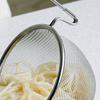 Ложка-сито для лапши с крючком, антипригарная нержавеющая сталь, антиокислительная шумовка для лапши, кухонные принадлежности