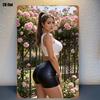 HD Металлическая жестяная табличка Прекрасная женщина в белом укороченном топе Черные кожаные шорты Розовый сад роз Винтажная настенная арт-пластина Ретро D Deco