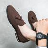 FashionBrand Design Мужские замшевые кожаные туфли Мокасины Коричневые кисточки остроносые мужские лоферы Винтажные без застежек Повседневные мужские туфли для светской вечеринки