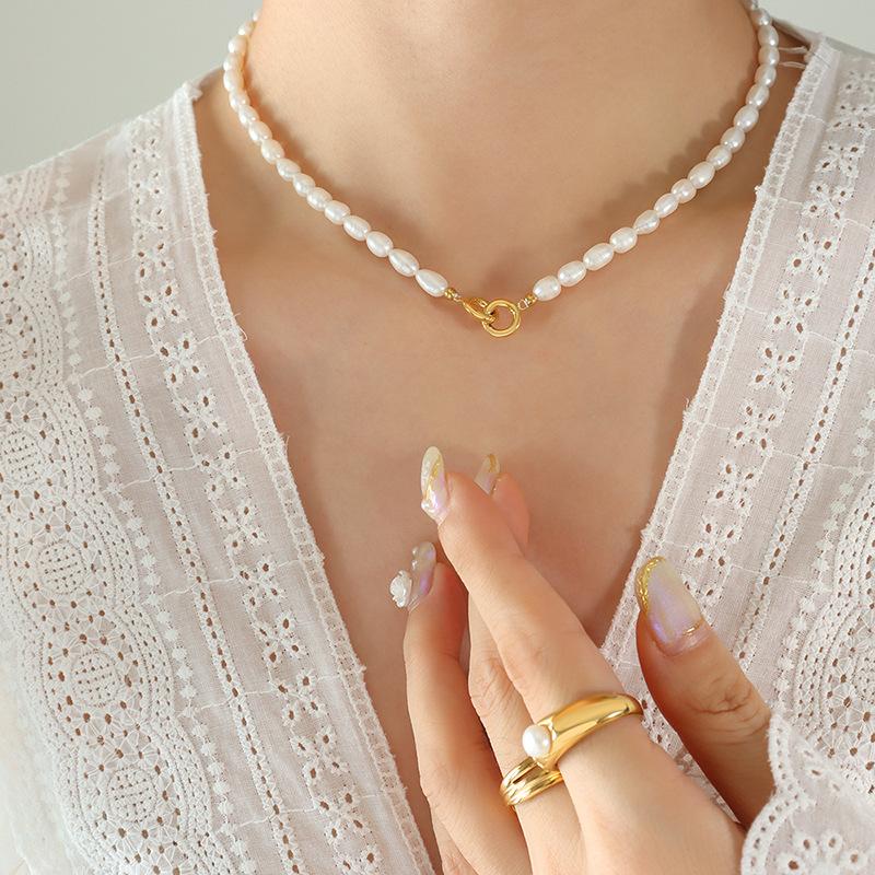 Ожерелье из пресноводного жемчуга с подвеской из переплетенных колец из нержавеющей стали. Элегантные короткие ожерелья-чокеры для женщин.