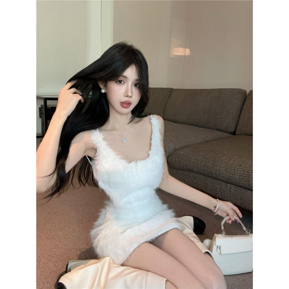 Зимнее белое однотонное платье с открытой спиной, стильного дизайна, на бретелях, облегающее бедра, приталенное, подчеркивающее фигуру