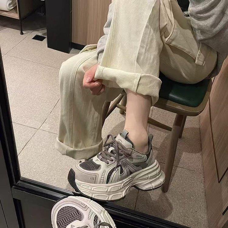 2025 весна маленькие спортивные туфли ультралегкие дышащие на толстой подошве увеличивающие рост повседневные туфли женские универсальные красные кроссовки «папа» Ankola