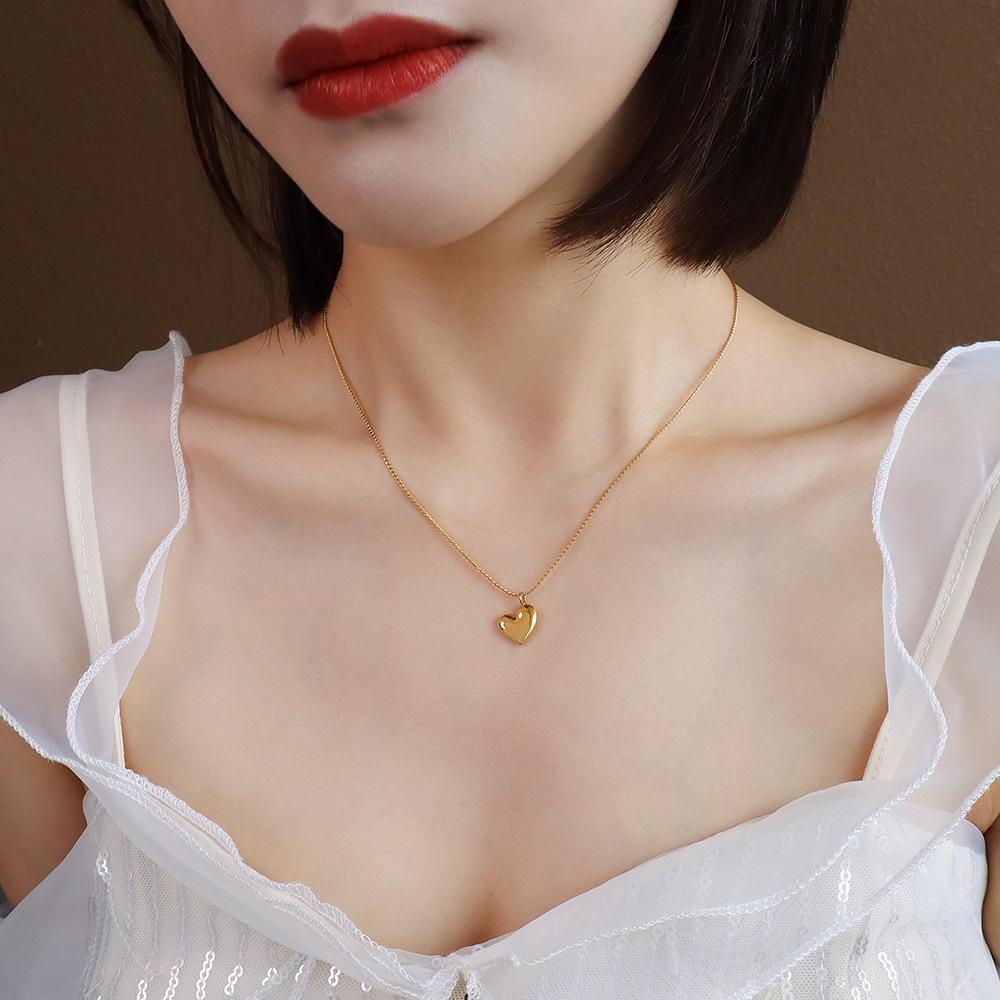 Niche Design Simple Temperament Peach Heart Love Ожерелье Женское Ожерелье Цепь Титановая Сталь Покрытие 18-каратное Золото Ювелирные Изделия Женские