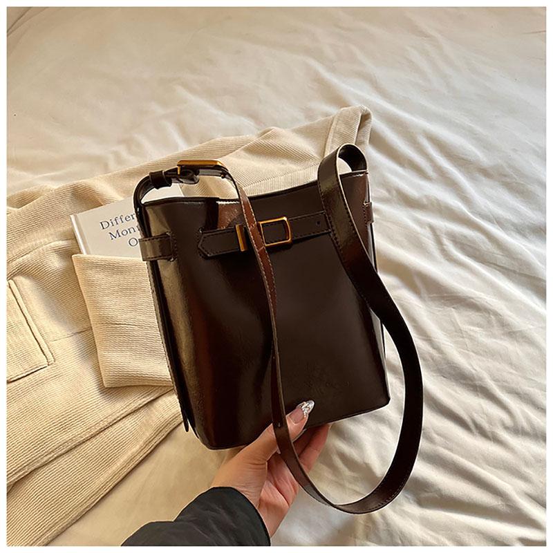 Корейская лакированная кожаная глянцевая большая вместительная дизайнерская сумка-ведро женская новая ретро повседневная простая сумка через плечо на одно плечо