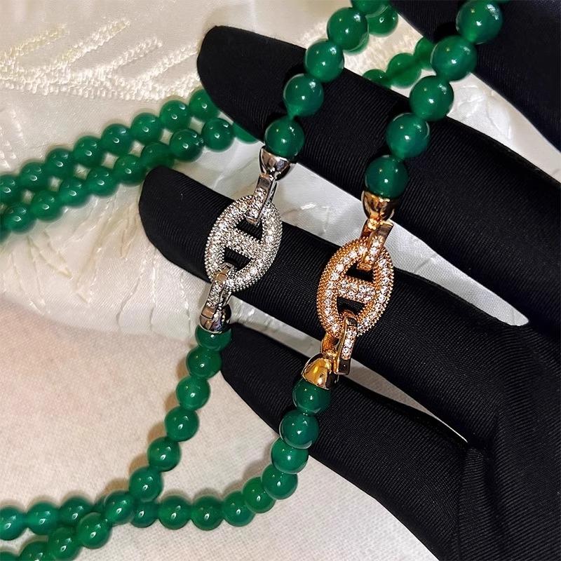 Real gold-plated, micro-paved cubic zirconia pig-nose clasp, green chalcedony bead necklace, a chic and stylish clavicle chain for everyday wear