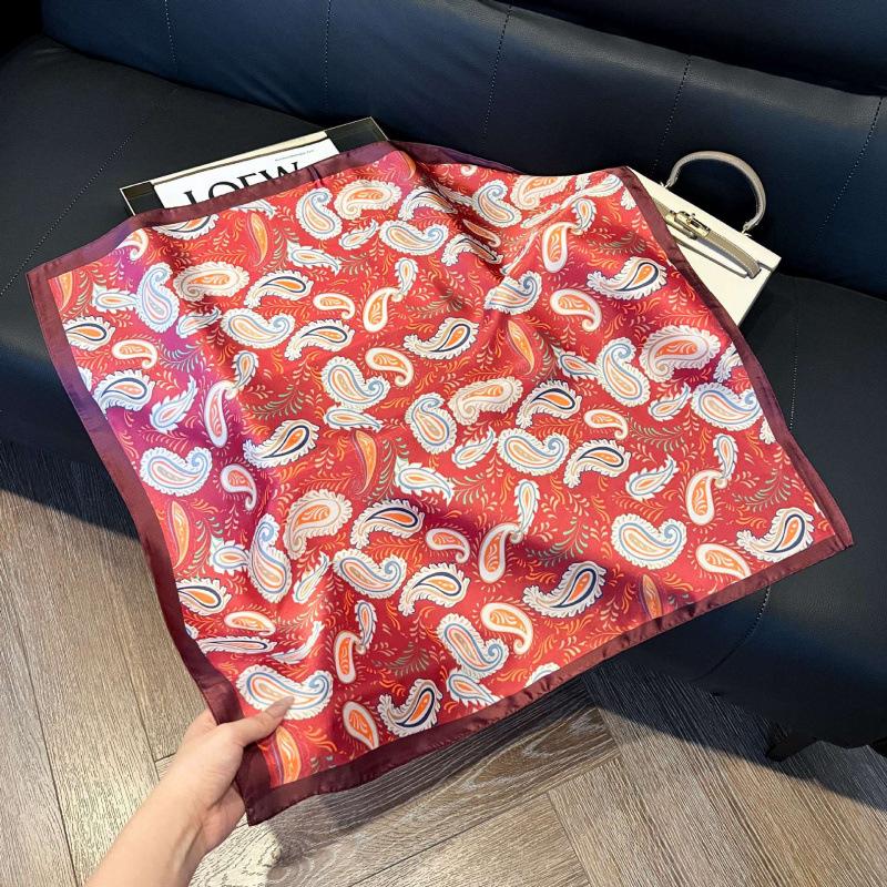 Retro silk scarves for women's new high-end accessories, neck small square scarf, scarf waist, fashionable and versatile, and gifts can be given.