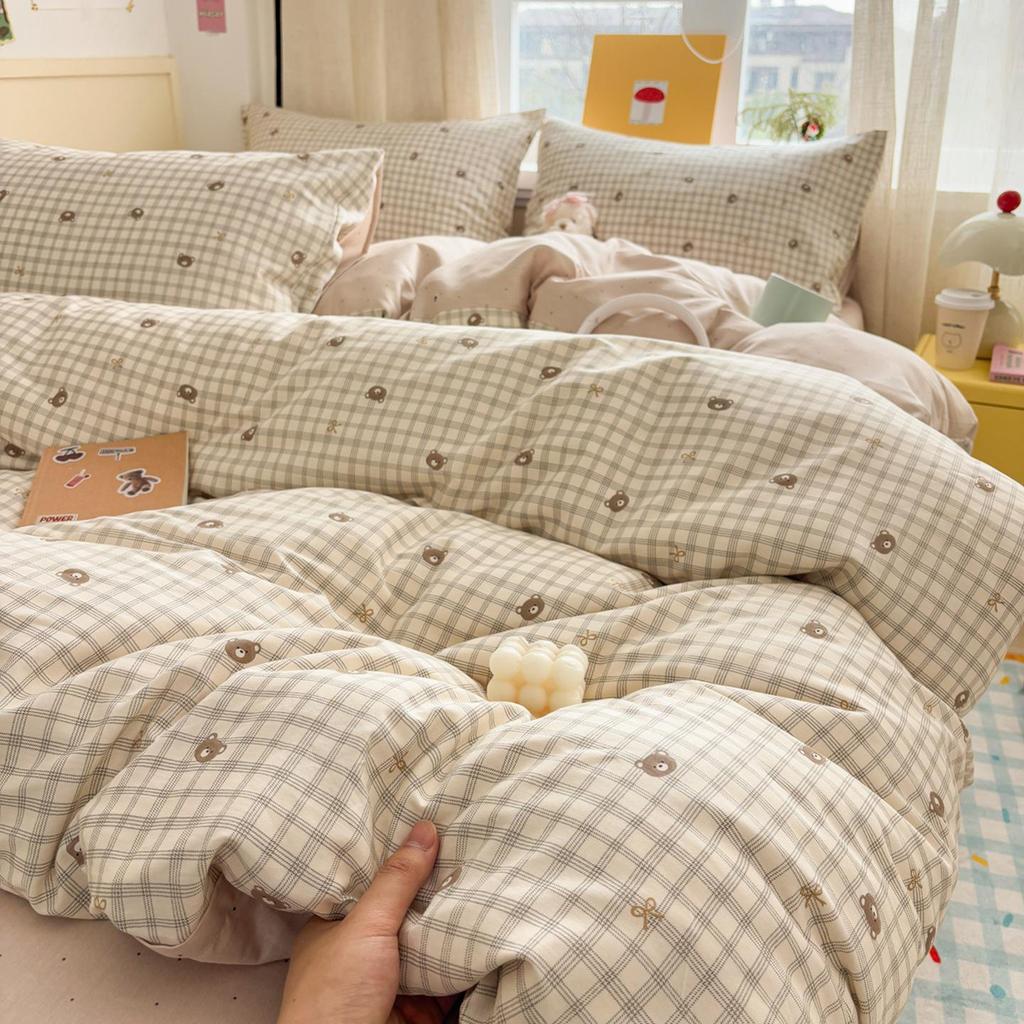 Свежий, простой, из чистого хлопка комплект пододеяльника, доступен в одно-, трех- или четырехместном варианте для студенческих общежитий.
