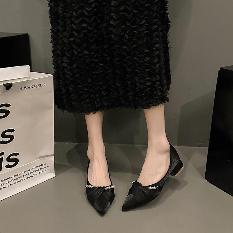 Туфли на высоком каблуке женские летние 2025 новые заостренные толстые каблуки модные полые нежные жемчужные банты легкие одинарные туфли