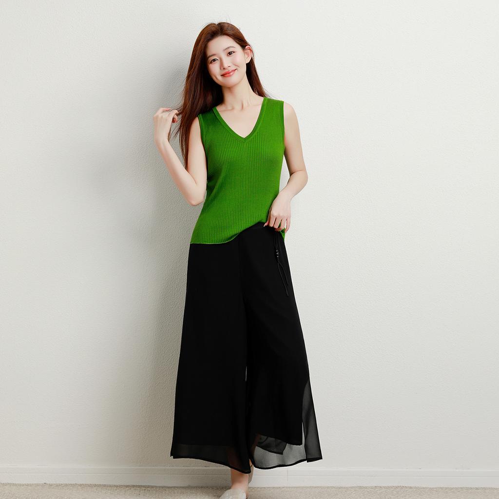 New 100% mulberry silk 120 count silk vest with simple V-neck and versatile base that can be worn externally