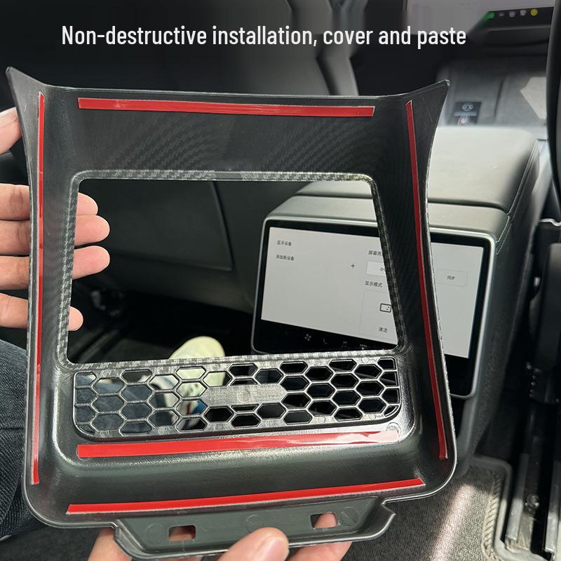 Совместимые улучшения для Model 3: Задний вентиляционный дефлектор, Экран, Защитные накладки на спинки задних сидений от пинков, Декоративные элементы интерьера.