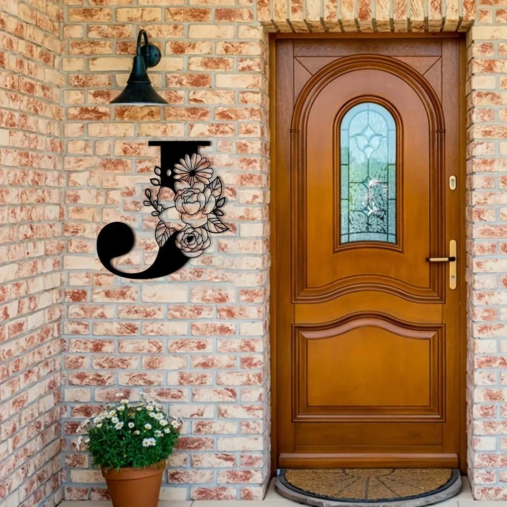 Потрясающая металлическая табличка с цветочными буквами-монограммами! Металлическое настенное искусство. Цветочный декор стен с заглавными буквами алфавита. Буквы для стен своими руками. Знак на заднем плане.