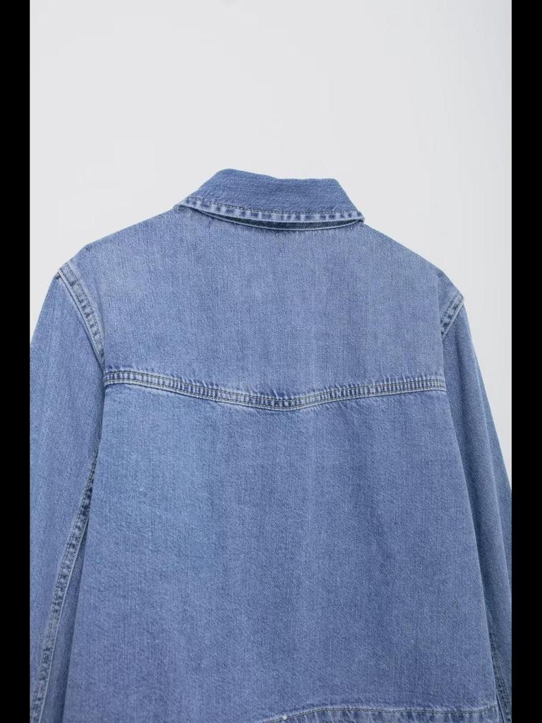 Комплект из женской джинсовой рубашки с длинным рукавом и широких брюк