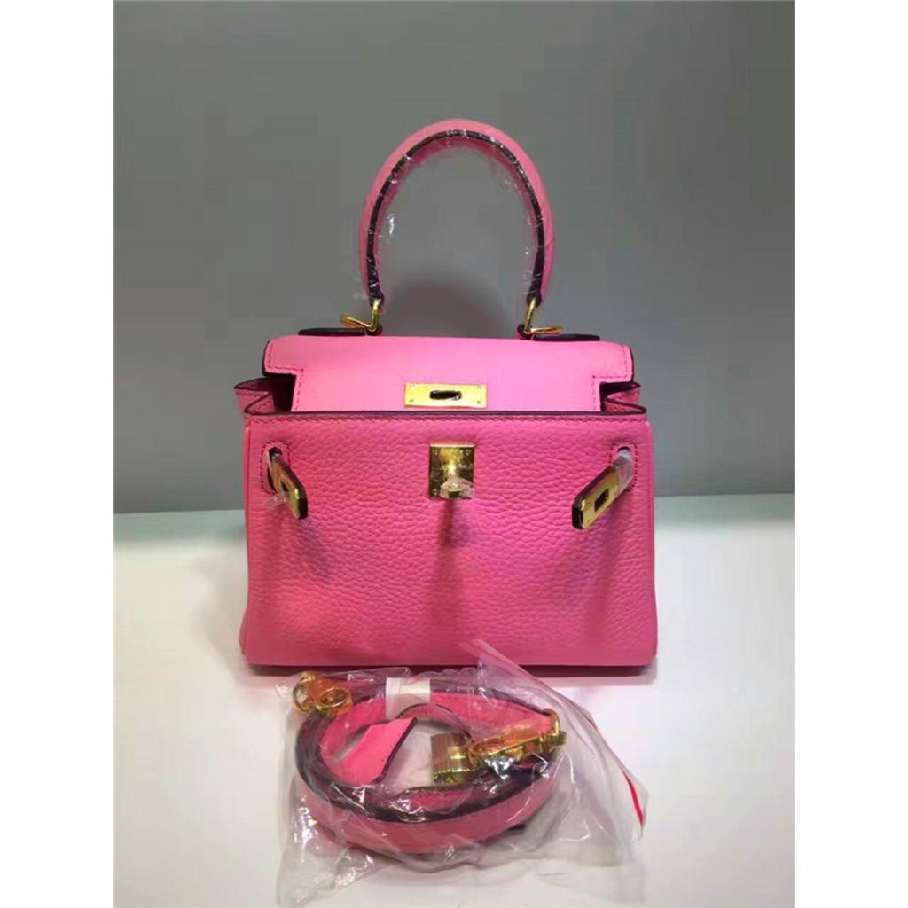 Келли обертывает верхний слой модной сумки-тоут из фактурной коровьей кожи, которую можно носить на плече или через плечо