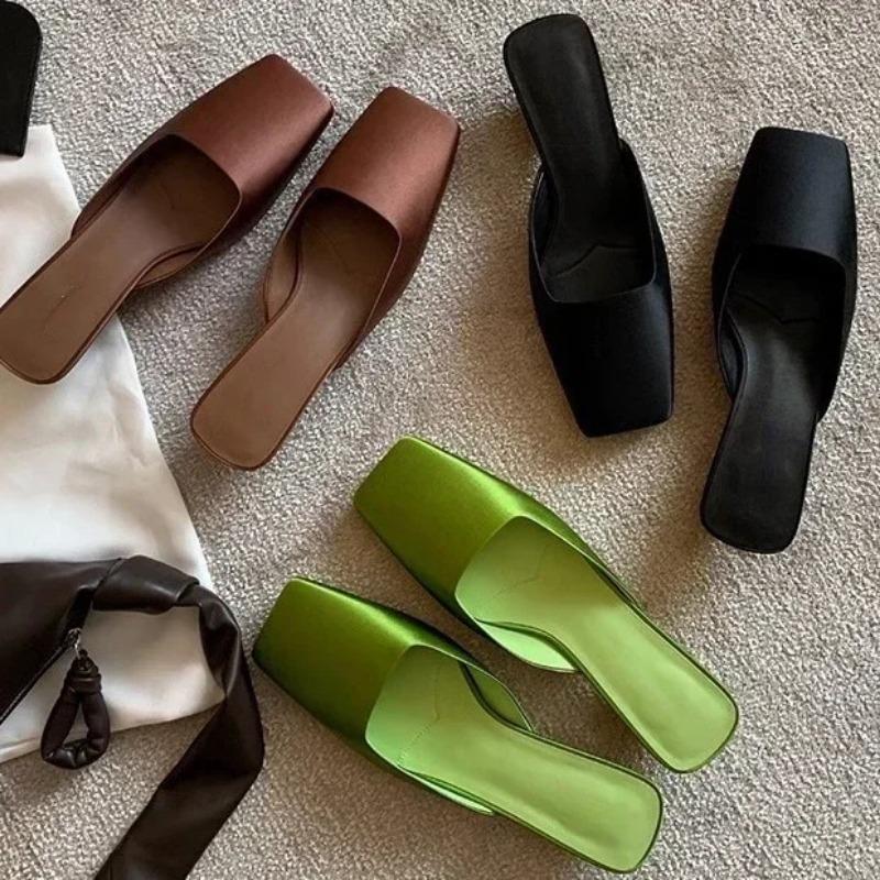 Роскошные атласные сандалии женские летние сексуальные с квадратным носком, необычным низким каблуком, сандалии-слайдеры на массивном каблуке, элегантного дизайна, мюли-тапочки женские