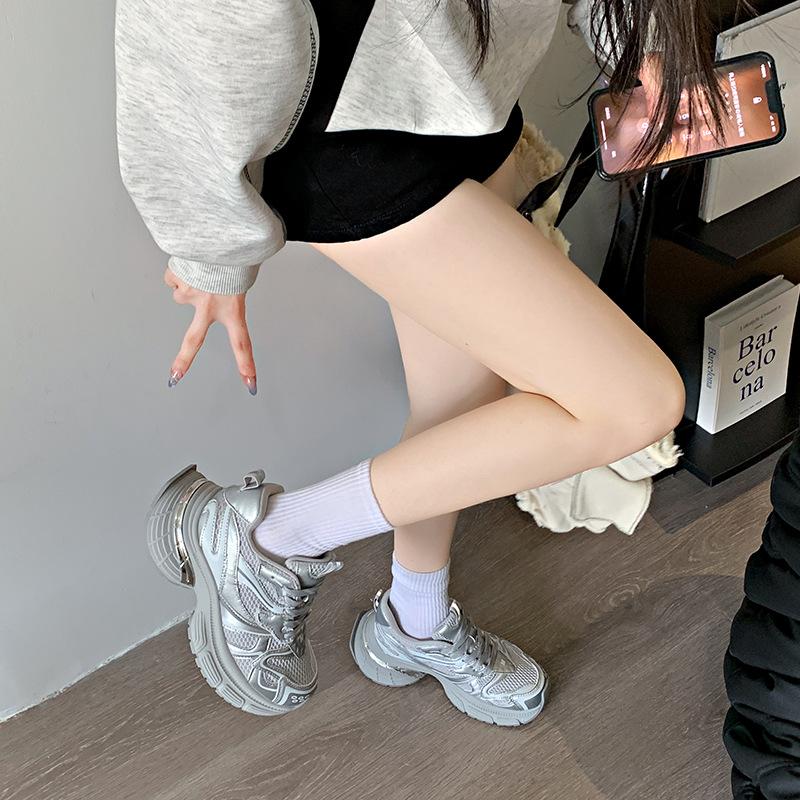 Папины кроссовки для девочки Весна и Осень 2025 Новые сетчатые кроссовки на толстой подошве-маффине, дышащие, увеличивающие рост, маленькие повседневные кроссовки