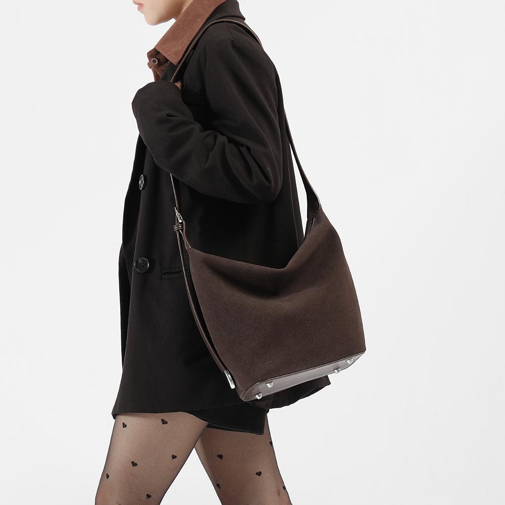 2024 New Original Niche Bucket Tote Bag for Women, Large Capacity, Maillard Style, Autumn/Winter Suede Crossbody Bag