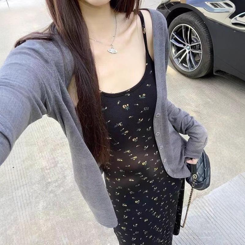 2025 Французский стиль Цветочный принт Приталенное Черное Летнее Платье с Регулируемыми Бретелями