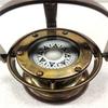 Морской навигационный компас из старинной коричневой латуни с карданным шарниром и деревянным основанием