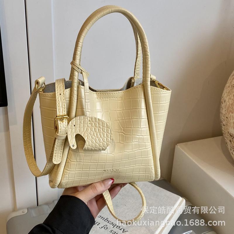 Супер огонь маленькая сумка женская летняя универсальная 2025 новая модная на плечо сумка-мессенджер в этом году популярная портативная сумка-ведро