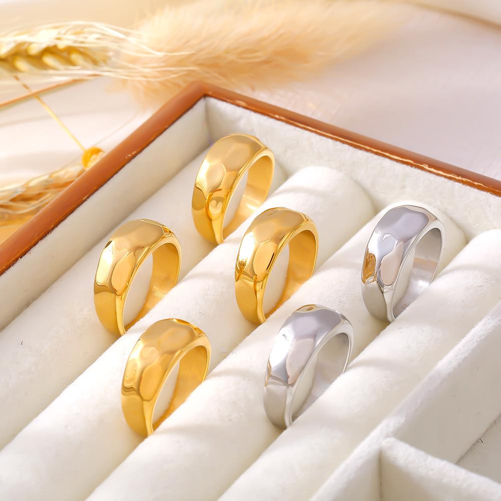 Кольцо с неровным ромбом и гладким узором «Ниша» с дизайном «Холодный ветер» из титановой стали с покрытием из 18-каратного золота