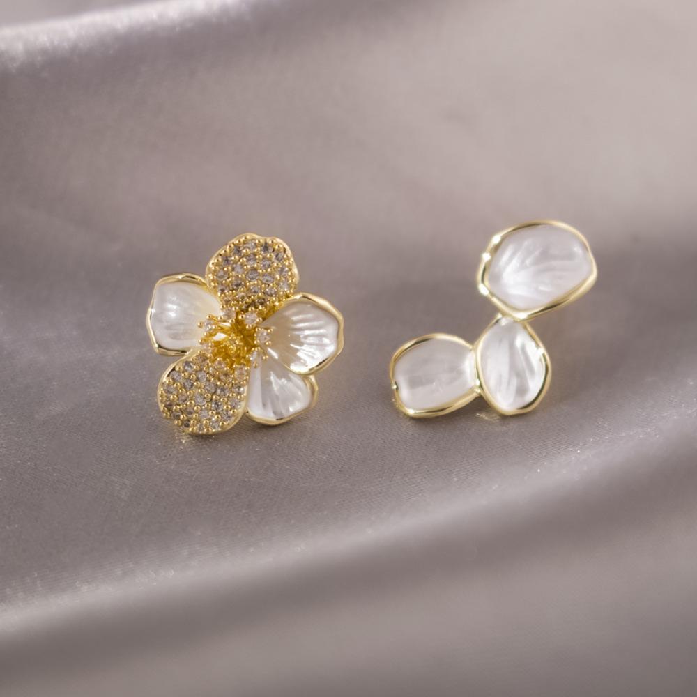 Light Luxury Exquisite Micro-inlaid Zircon Flower Earrings Elegant High-end Pearl Stud Earrings Niche Design Temperament Earrings